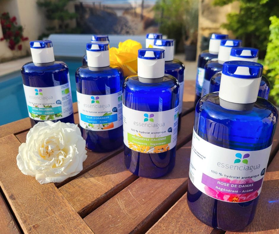 Photos of Essenciagua hydrolats bottles with flowers